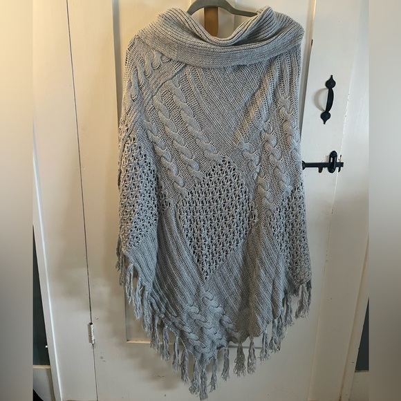 Vertigo Womens L/XL Pearl Grey Toggle Fringe Trim Poncho Cable Knit Boho NWT - Picture 2 of 3